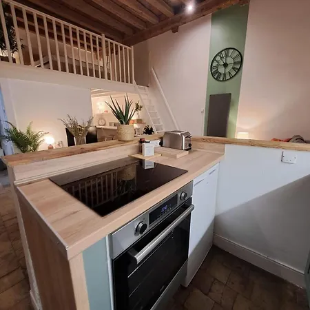 Spacious Completely Renovated Right In The Center شقة *