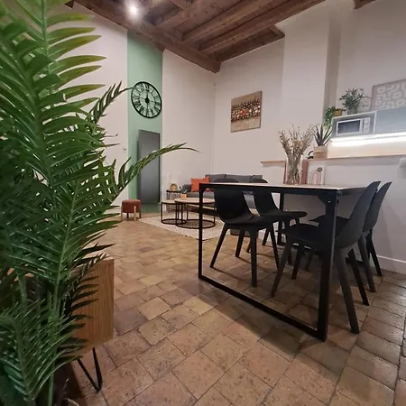 Διαμέρισμα Spacious Completely Renovated Right In The Center *