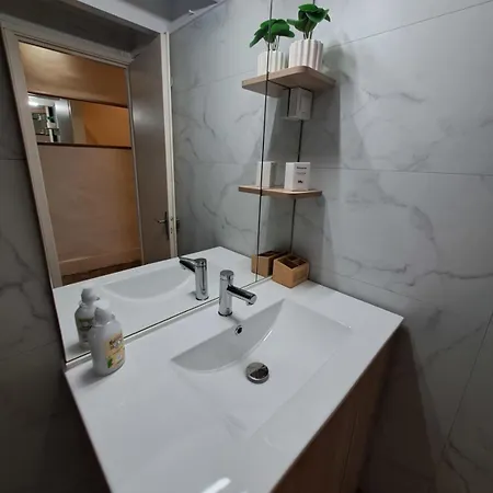 Spacious Completely Renovated Right In The Center Διαμέρισμα *