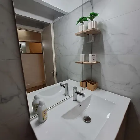 Spacious Completely Renovated Right In The Center Διαμέρισμα *