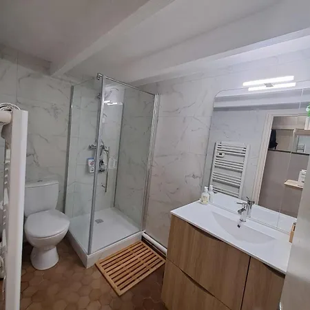 Spacious Completely Renovated Right In The Center Διαμέρισμα