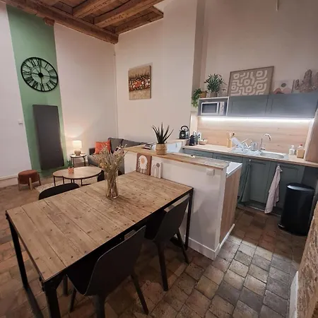 Lägenhet Spacious Completely Renovated Right In The Center