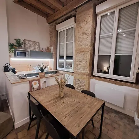 Spacious Completely Renovated Right In The Center Lägenhet *
